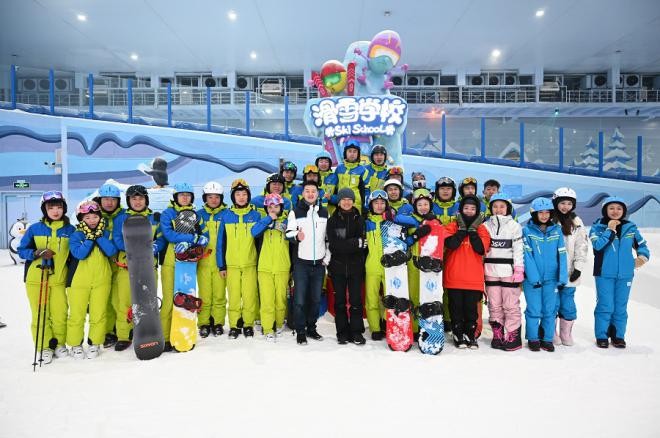 张义威现身昆明融创雪世界 携手升级昆明滑雪运动